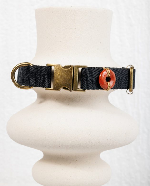 κολάρο σκύλου με κόκκινο ίασπις λίθο που μειώνει το άγχος